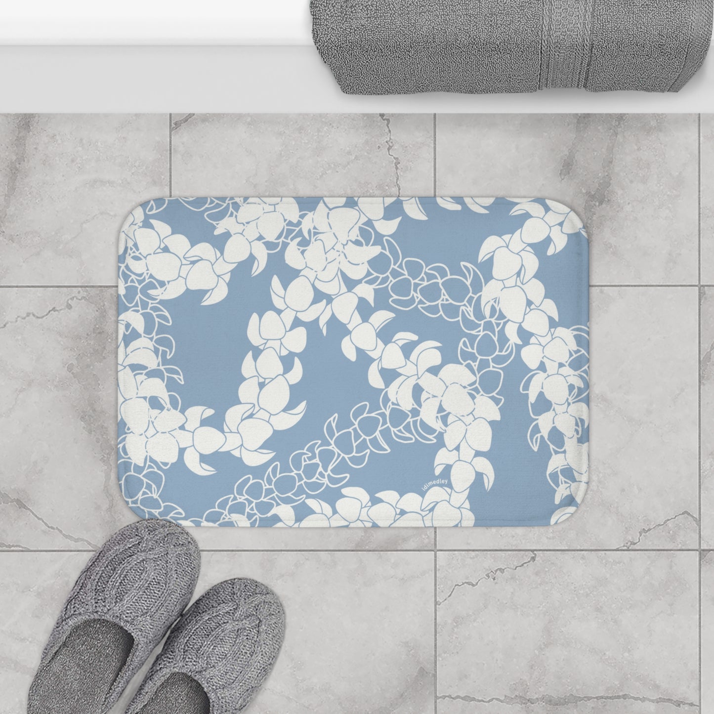 Bath Mat- Puakenikeni Curvilinear Lei (Blue)