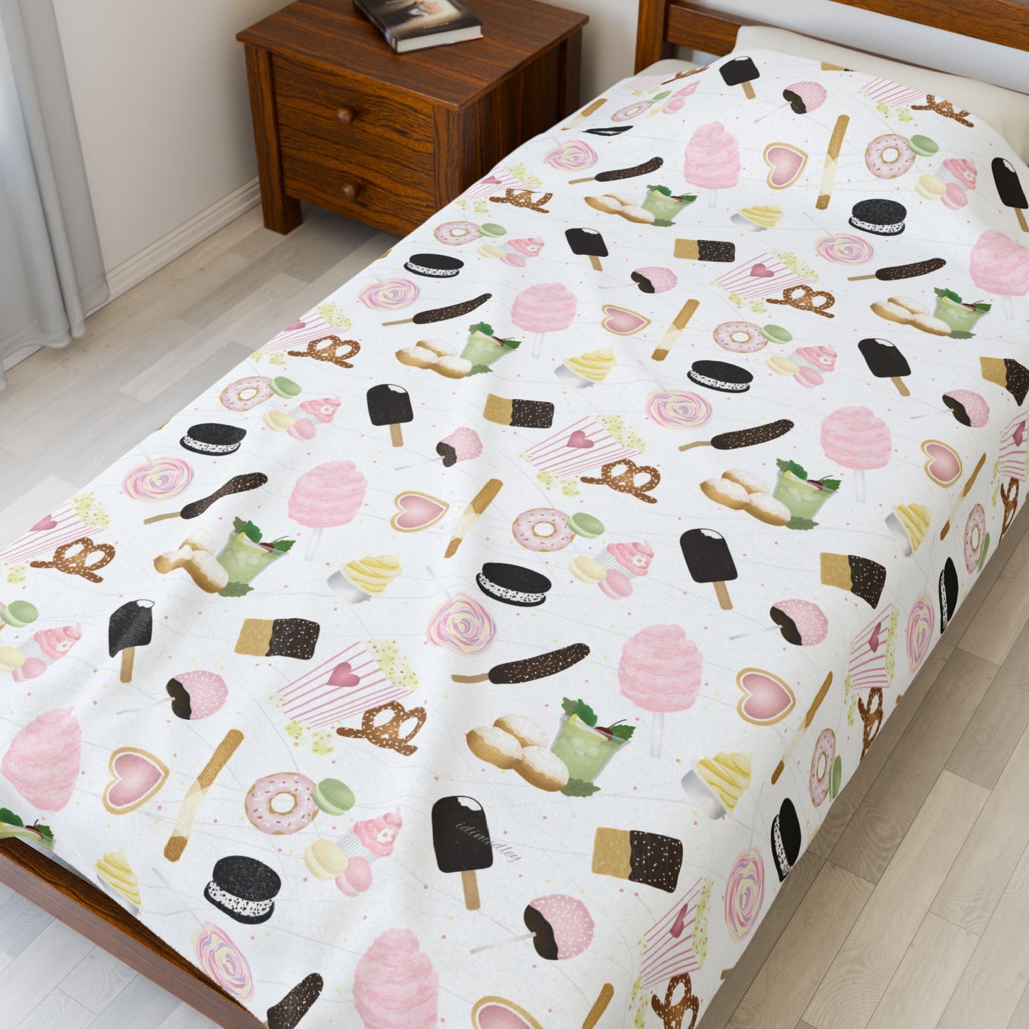Velveteen Blanket- Happiest Park Snacks (White)