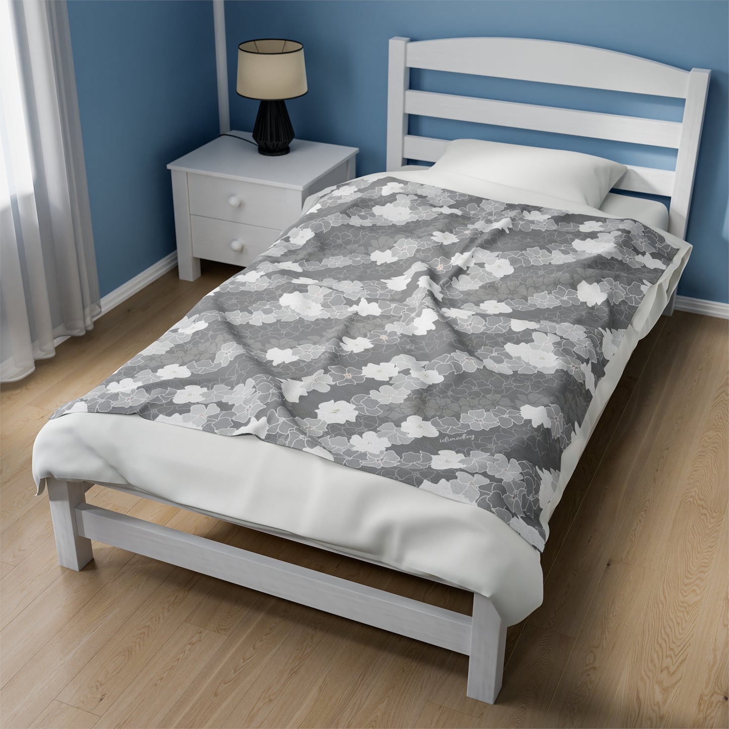 Velveteen Blanket- Puakenikeni En Face Flower Leis (Gray)