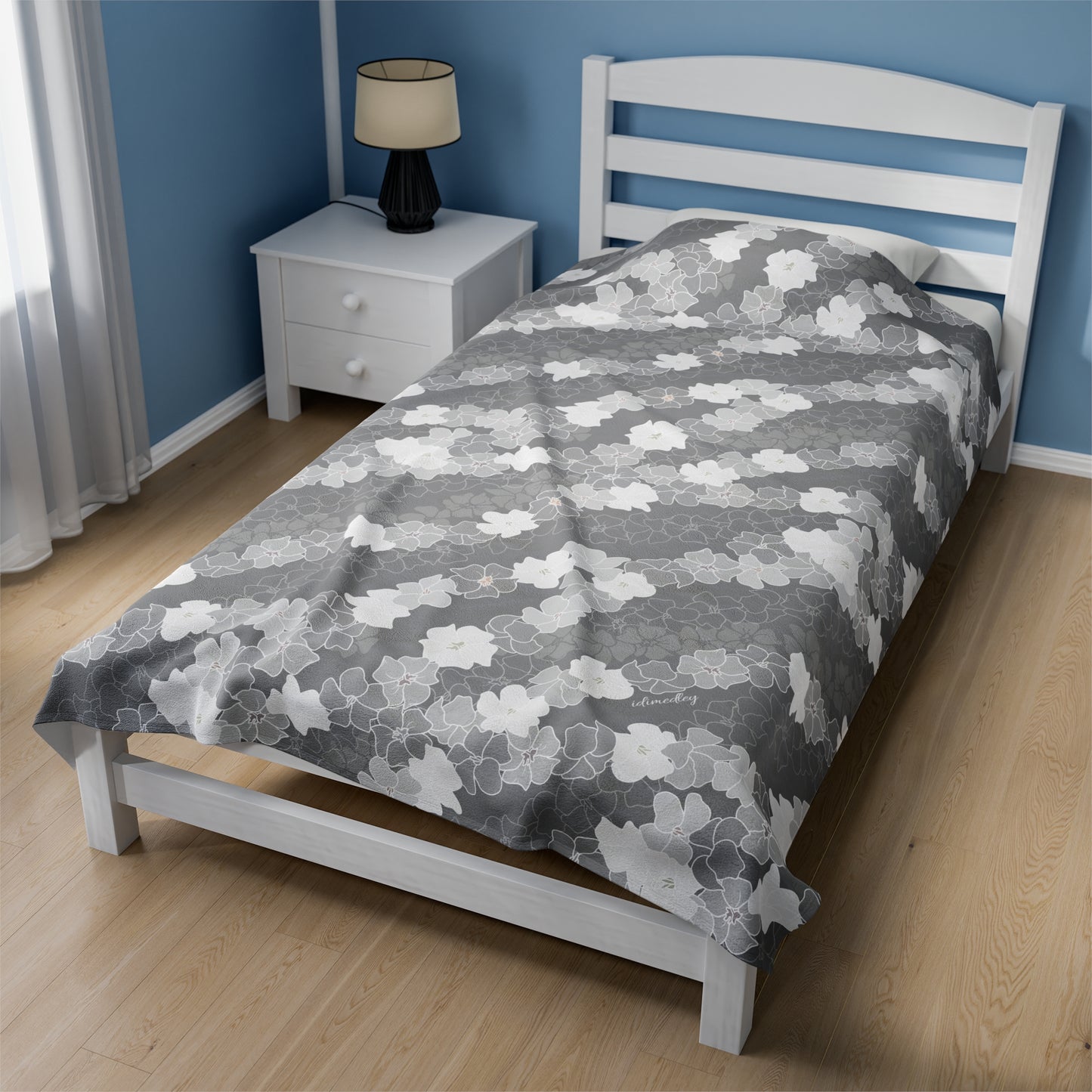Velveteen Blanket- Puakenikeni En Face Flower Leis (Gray)